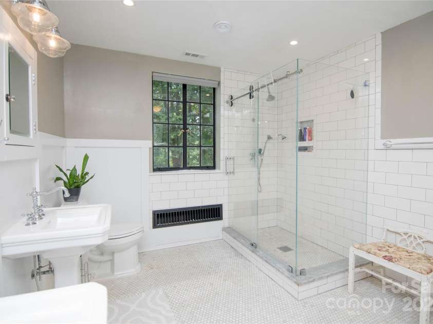 1220 Piedmont Avenue, Kings Mountain, NC 28086.  MLS# CAR4276152, YatesRealty ID 1363. Upper Floor Bath