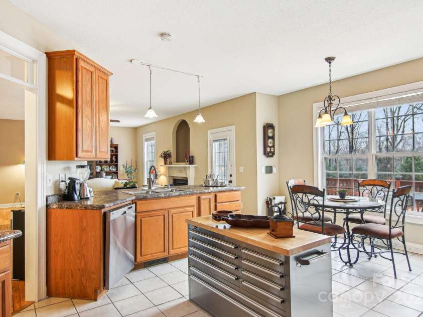 308 Crestview Lane, Spartanburg, SC 29301.  MLS# CAR4199913, YatesRealty ID 1363. Kitchen