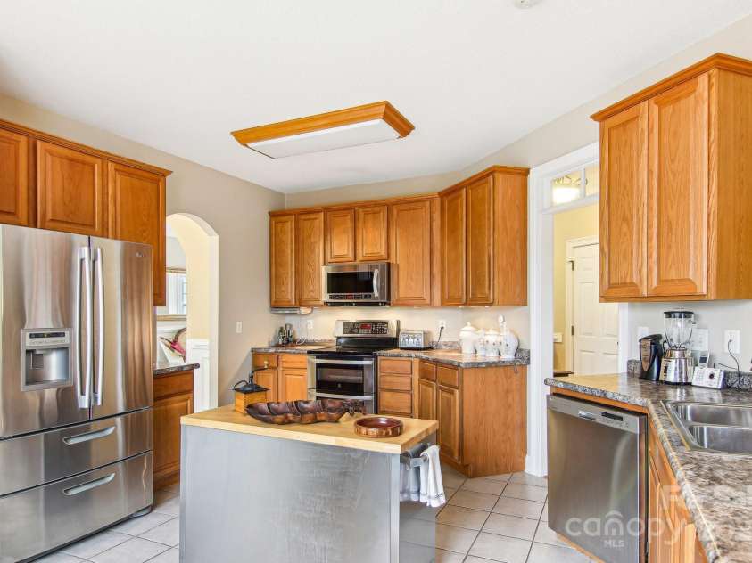 308 Crestview Lane, Spartanburg, SC 29301.  MLS# CAR4199913, YatesRealty ID 1363. Kitchen