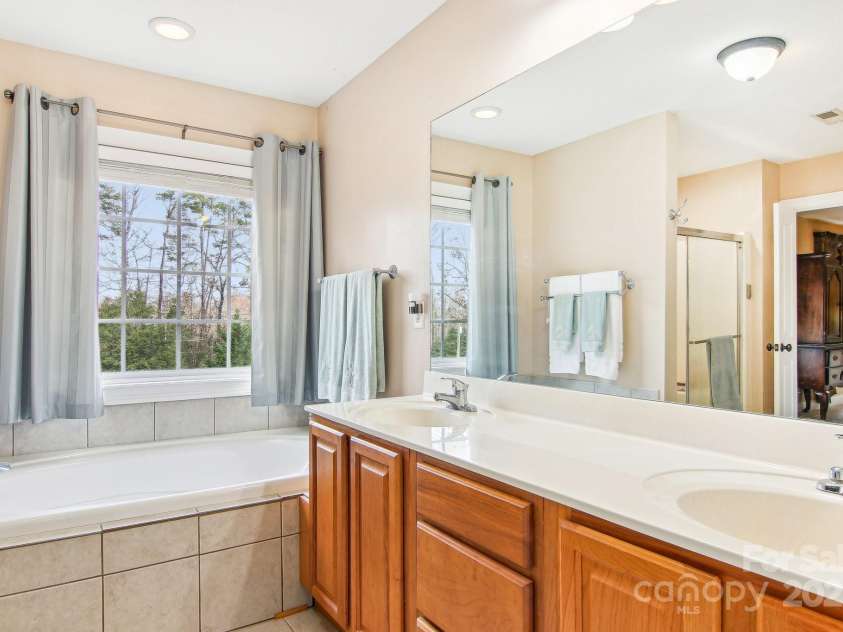 308 Crestview Lane, Spartanburg, SC 29301.  MLS# CAR4199913, YatesRealty ID 1363. Primary Bathroom with Garden Tub