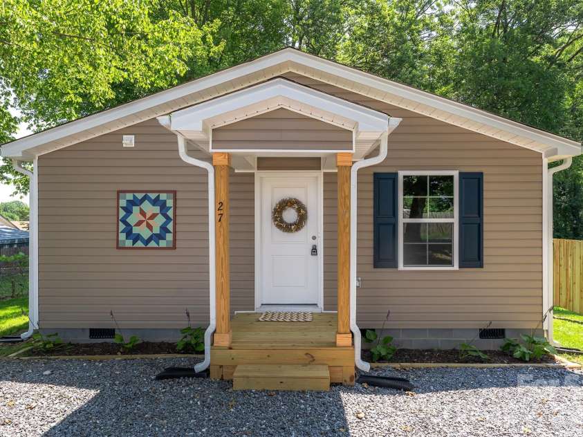 27 Forest Park Road, Marion, NC 28752.  MLS# CAR4362315, YatesRealty ID 13631. 