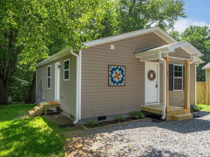 27 Forest Park Road, Marion, NC 28752.  MLS# CAR4362315, YatesRealty ID 13631. 