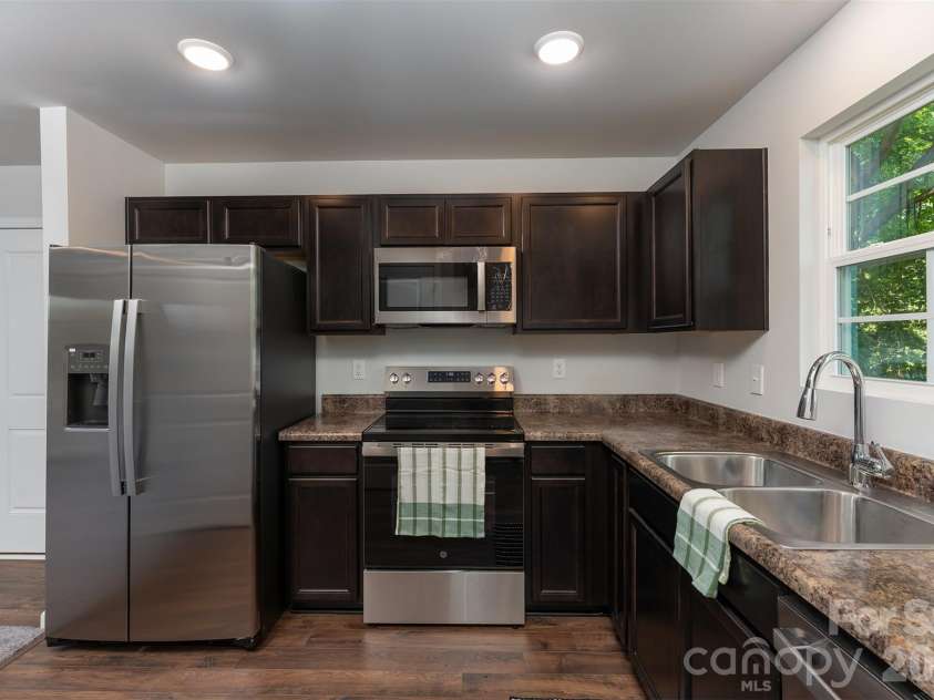 27 Forest Park Road, Marion, NC 28752.  MLS# CAR4362315, YatesRealty ID 13631. 