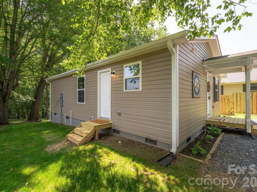 27 Forest Park Road, Marion, NC 28752.  MLS# CAR4362315, YatesRealty ID 13631. 