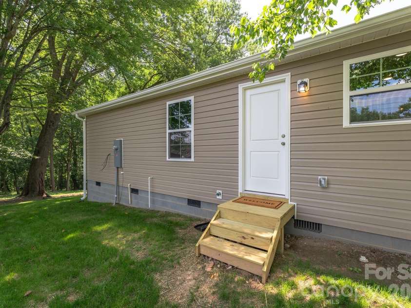 27 Forest Park Road, Marion, NC 28752.  MLS# CAR4362315, YatesRealty ID 13631. 