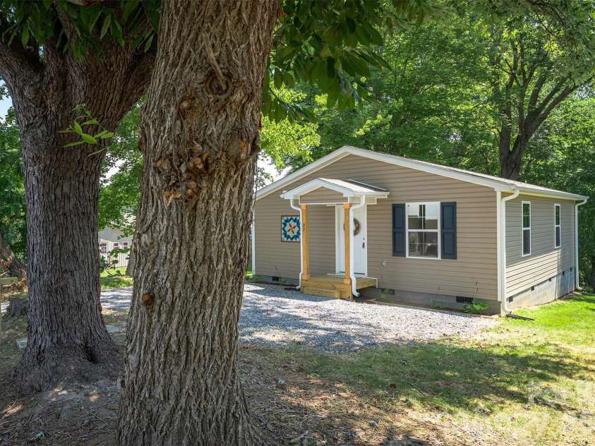 27 Forest Park Road, Marion, NC 28752.  MLS# CAR4362315, YatesRealty ID 13631. 