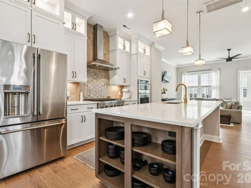 200 Emerson Avenue, Charlotte, NC 28204.  MLS# CAR4352912, YatesRealty ID 13636. 