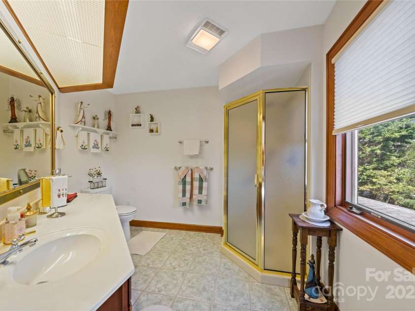 3001 Hickory Nut Trail, Hendersonville, NC 28739.  MLS# CAR4234402, YatesRealty ID 13641. Guest bathroom upstairs