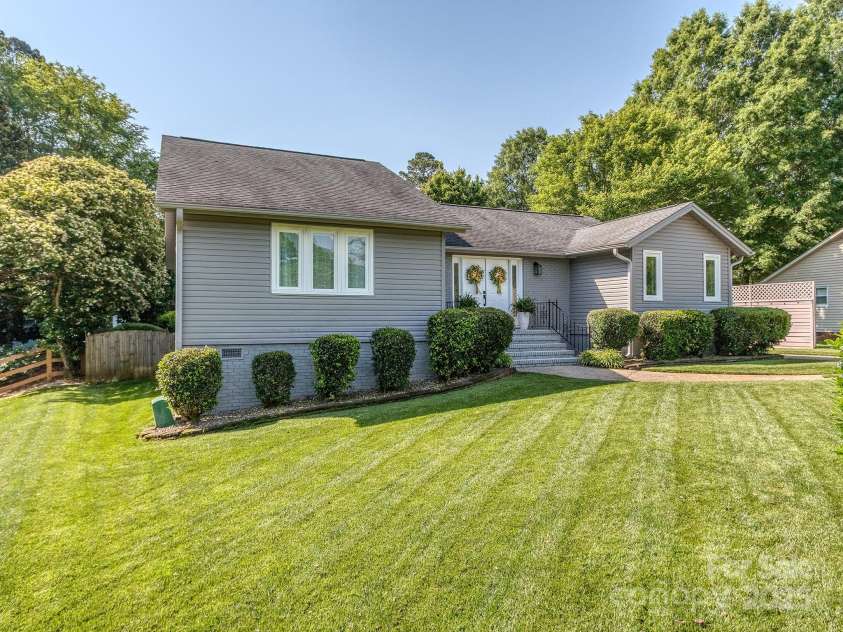 214 Wilcrest Drive, Matthews, NC 28105.  MLS# CAR4259394, YatesRealty ID 13642. 