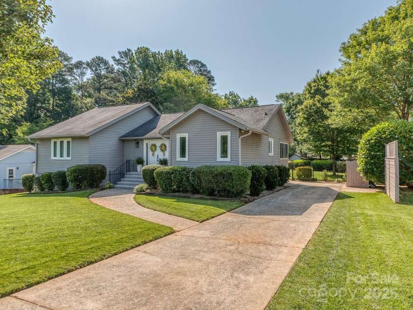 214 Wilcrest Drive, Matthews, NC 28105.  MLS# CAR4259394, YatesRealty ID 13642. 