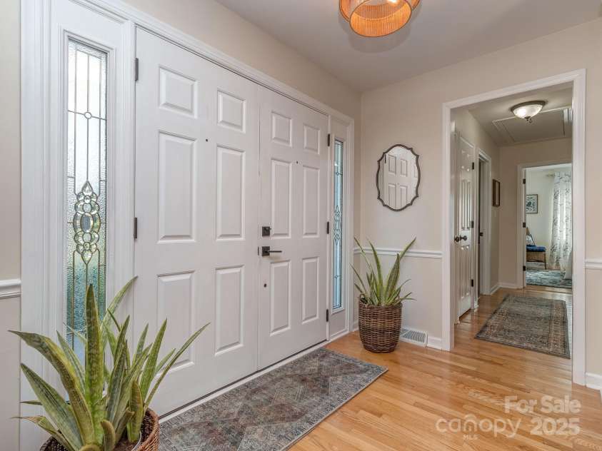 214 Wilcrest Drive, Matthews, NC 28105.  MLS# CAR4259394, YatesRealty ID 13642. 
