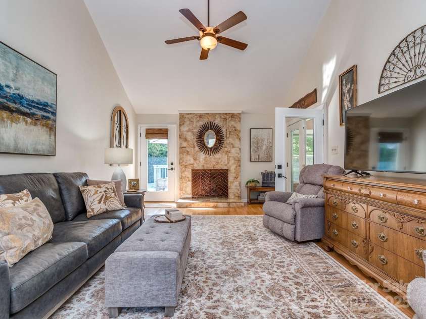 214 Wilcrest Drive, Matthews, NC 28105.  MLS# CAR4259394, YatesRealty ID 13642. 