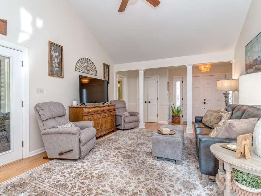 214 Wilcrest Drive, Matthews, NC 28105.  MLS# CAR4259394, YatesRealty ID 13642. 