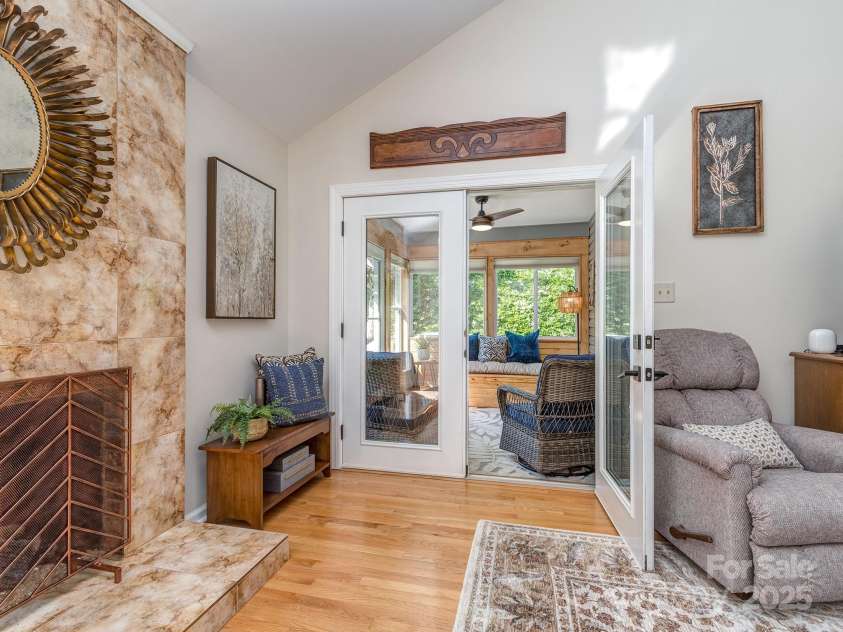 214 Wilcrest Drive, Matthews, NC 28105.  MLS# CAR4259394, YatesRealty ID 13642. 