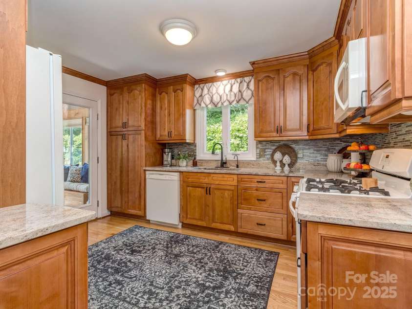 214 Wilcrest Drive, Matthews, NC 28105.  MLS# CAR4259394, YatesRealty ID 13642. 