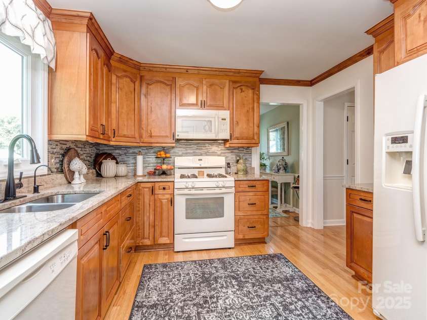 214 Wilcrest Drive, Matthews, NC 28105.  MLS# CAR4259394, YatesRealty ID 13642. 