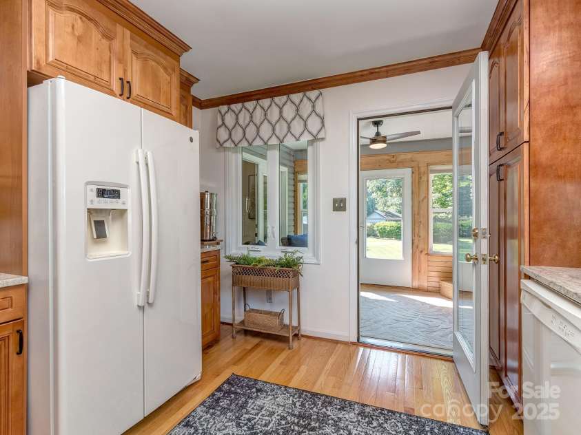 214 Wilcrest Drive, Matthews, NC 28105.  MLS# CAR4259394, YatesRealty ID 13642. 