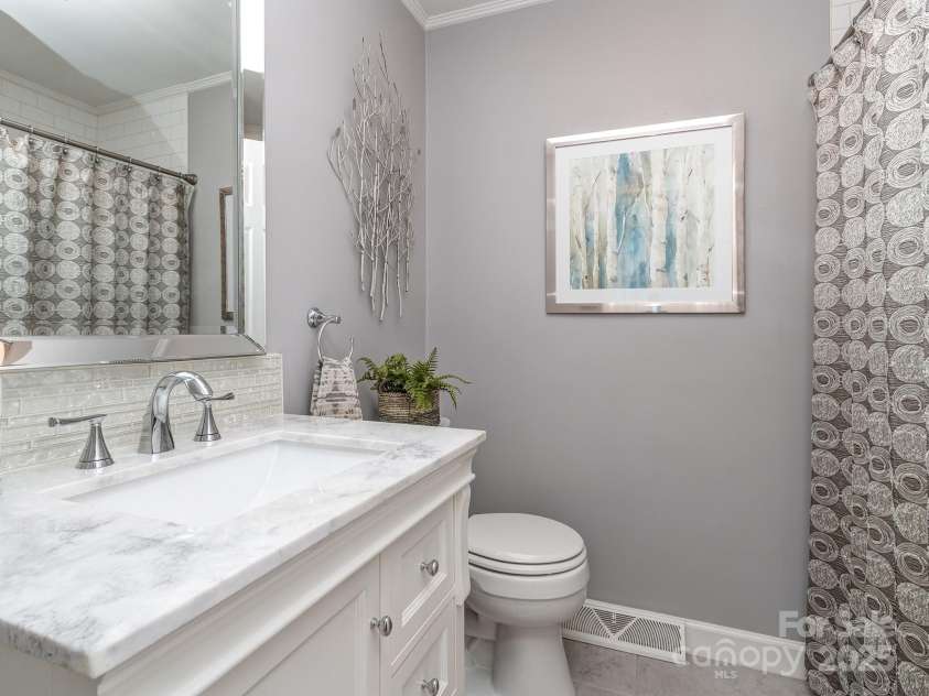 214 Wilcrest Drive, Matthews, NC 28105.  MLS# CAR4259394, YatesRealty ID 13642. 