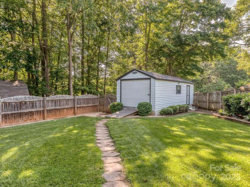 214 Wilcrest Drive, Matthews, NC 28105.  MLS# CAR4259394, YatesRealty ID 13642. 