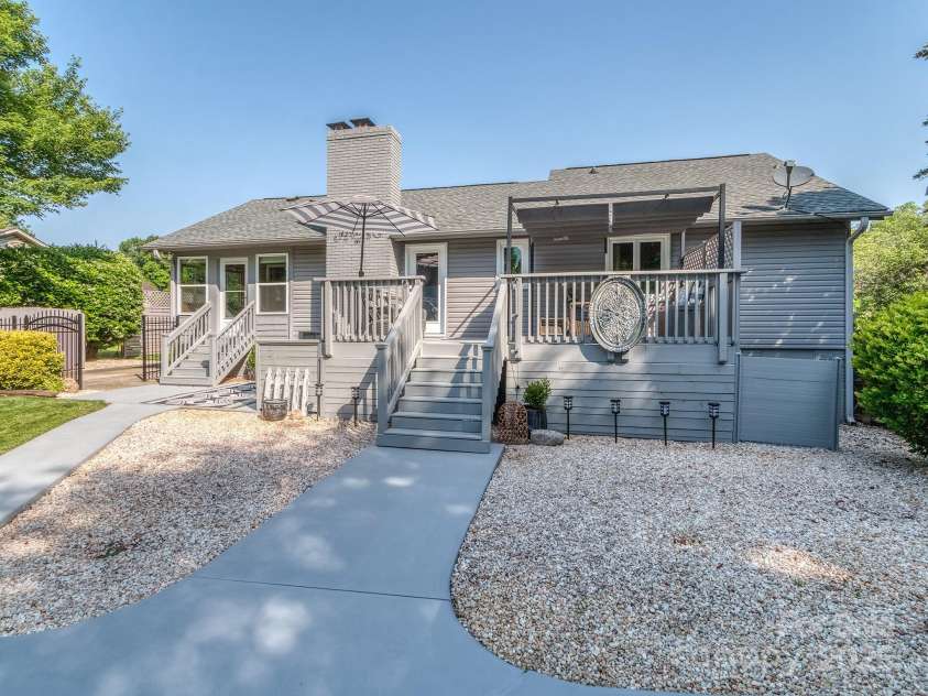 214 Wilcrest Drive, Matthews, NC 28105.  MLS# CAR4259394, YatesRealty ID 13642. 