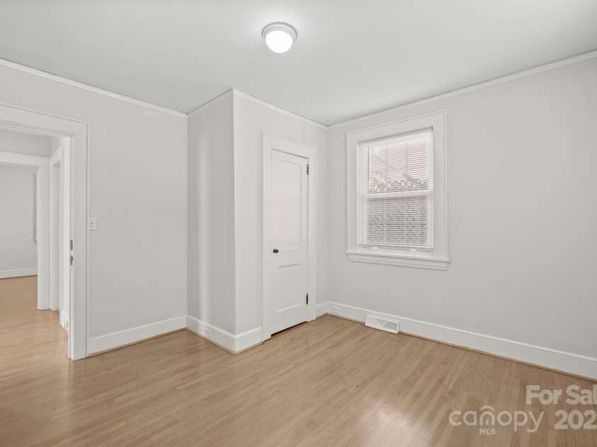 3724 Commonwealth Avenue, Charlotte, NC 28205.  MLS# CAR4287119, YatesRealty ID 13643. 