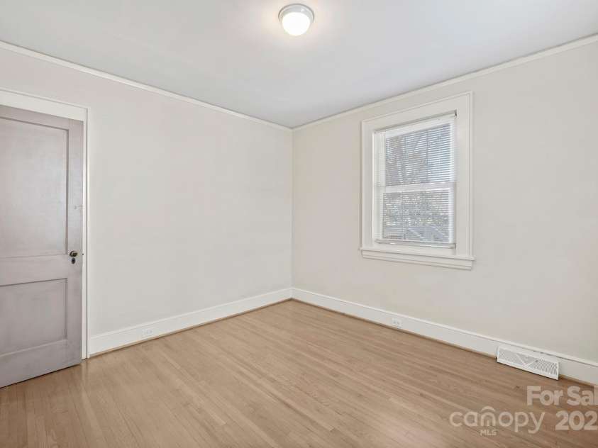 3724 Commonwealth Avenue, Charlotte, NC 28205.  MLS# CAR4287119, YatesRealty ID 13643. 