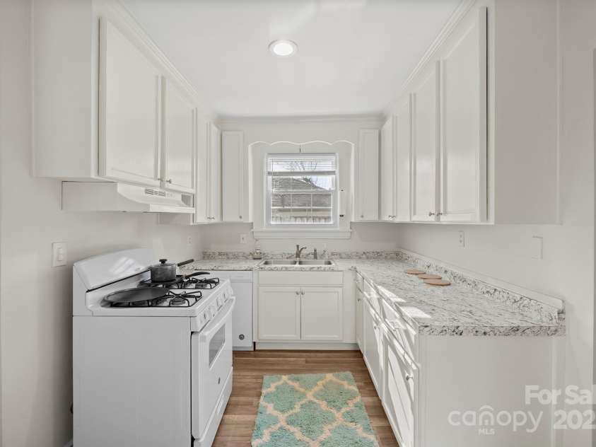 3724 Commonwealth Avenue, Charlotte, NC 28205.  MLS# CAR4287119, YatesRealty ID 13643. 