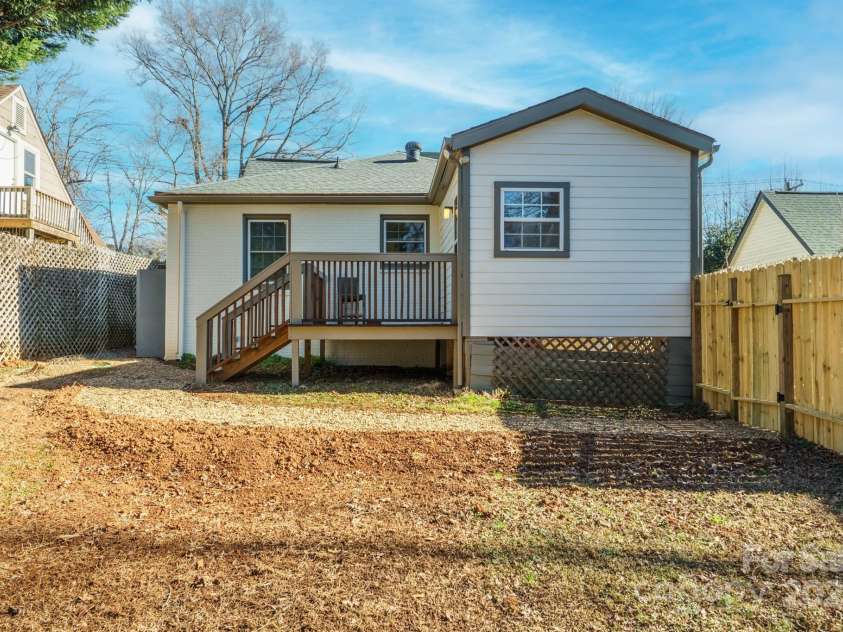 3724 Commonwealth Avenue, Charlotte, NC 28205.  MLS# CAR4287119, YatesRealty ID 13643. Perfect for investors or owner-occupants