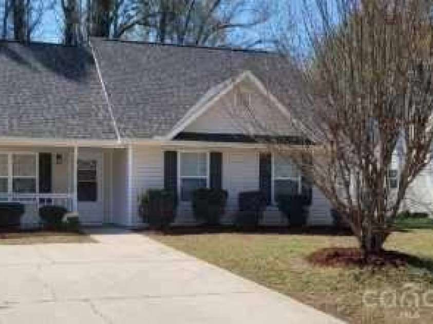 816 Horseman Drive, Rock Hill, SC 29730.  MLS# CAR4367925, YatesRealty ID 13644. Front Driveway View