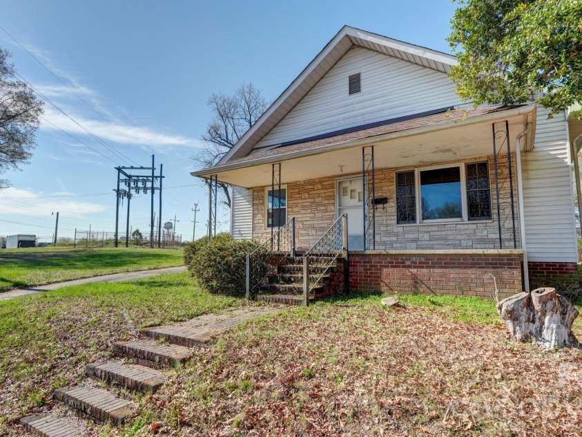 224 Mills Avenue, Mooresville, NC 28115.  MLS# CAR4361865, YatesRealty ID 13645. 