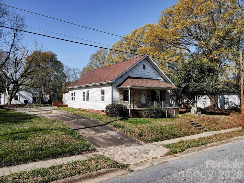 224 Mills Avenue, Mooresville, NC 28115.  MLS# CAR4361865, YatesRealty ID 13645. 