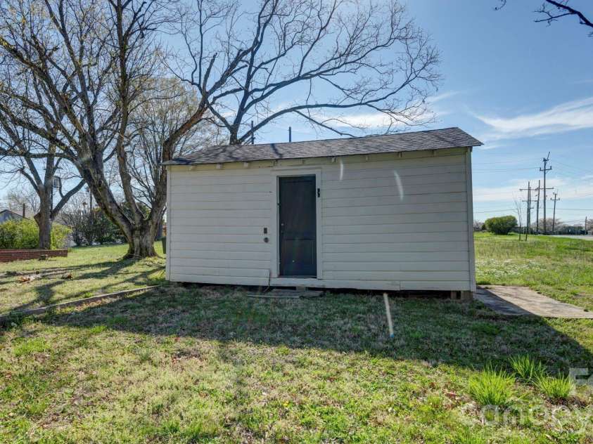 224 Mills Avenue, Mooresville, NC 28115.  MLS# CAR4361865, YatesRealty ID 13645. 