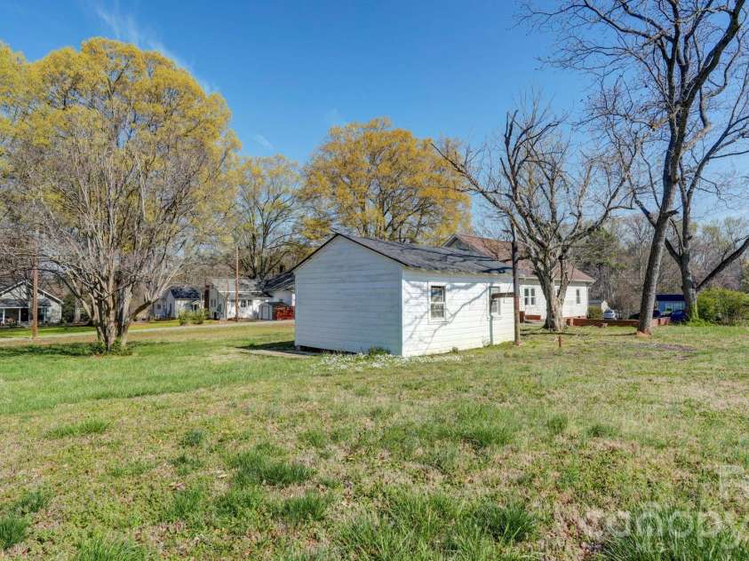 224 Mills Avenue, Mooresville, NC 28115.  MLS# CAR4361865, YatesRealty ID 13645. 