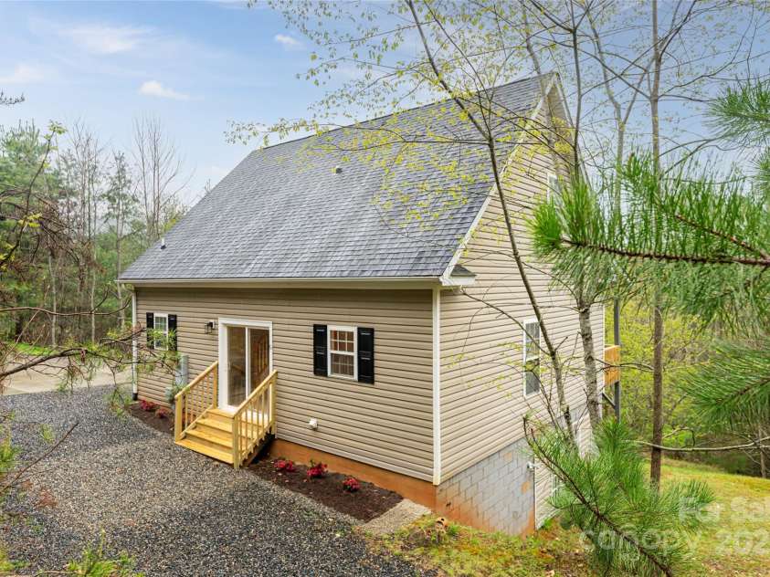 61 Quiet Woods Drive, Leicester, NC 28748.  MLS# CAR4241000, YatesRealty ID 13646. 