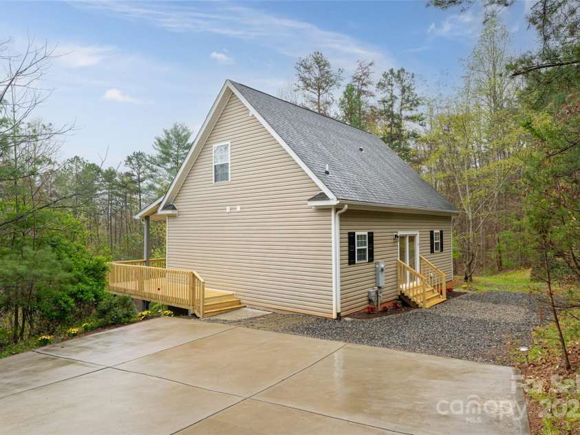 61 Quiet Woods Drive, Leicester, NC 28748.  MLS# CAR4241000, YatesRealty ID 13646. 