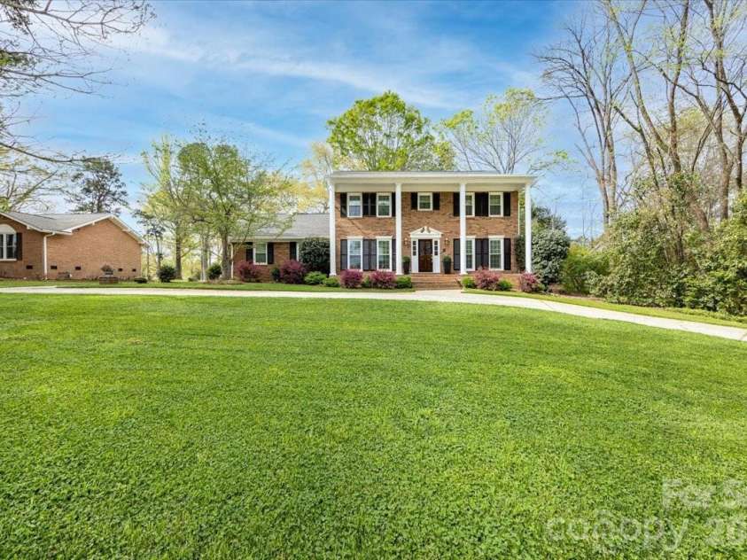 5918 Foxcrest Drive, Mint Hill, NC 28227.  MLS# CAR4364106, YatesRealty ID 13647. Front Exterior