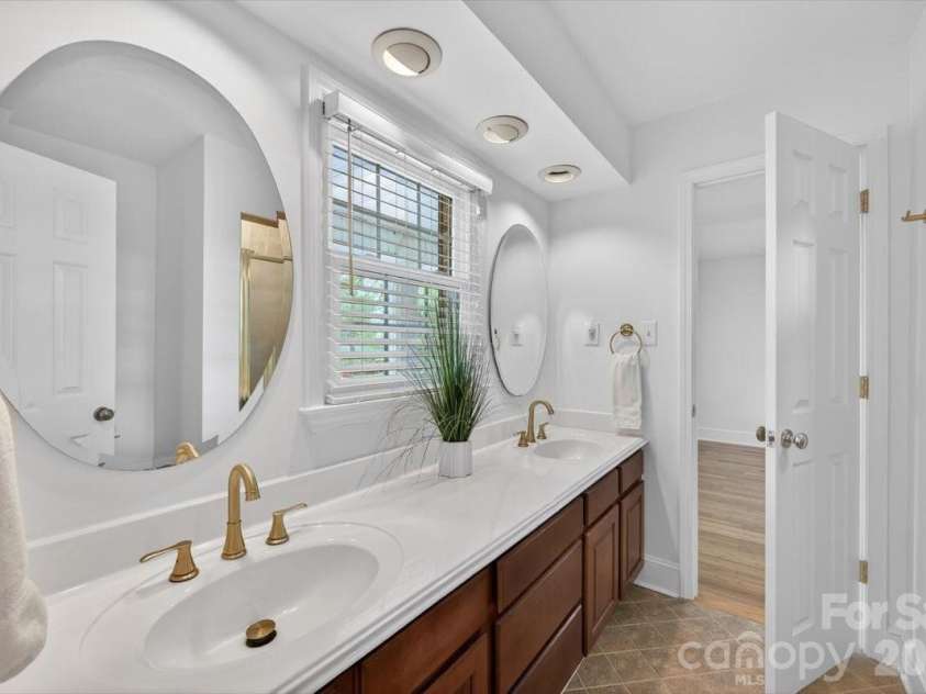 5918 Foxcrest Drive, Mint Hill, NC 28227.  MLS# CAR4364106, YatesRealty ID 13647. Jack n Jill full bath
