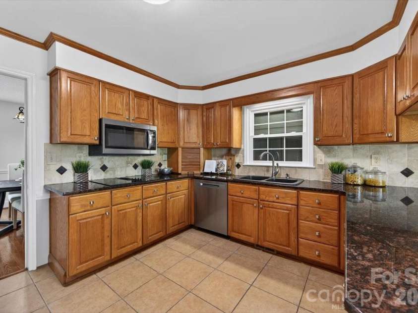 5918 Foxcrest Drive, Mint Hill, NC 28227.  MLS# CAR4364106, YatesRealty ID 13647. Kitchen