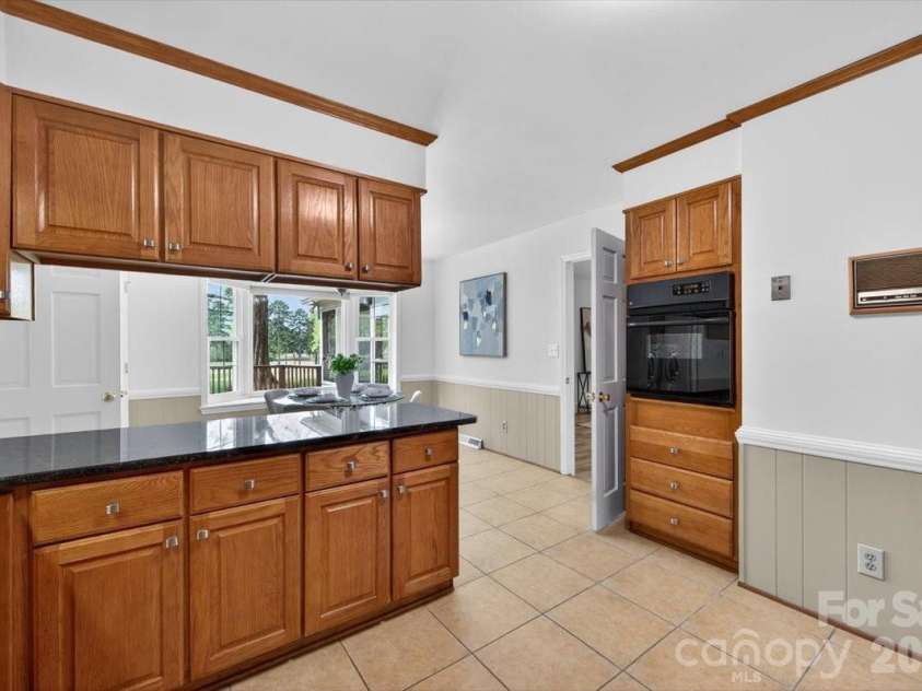 5918 Foxcrest Drive, Mint Hill, NC 28227.  MLS# CAR4364106, YatesRealty ID 13647. Kitchen