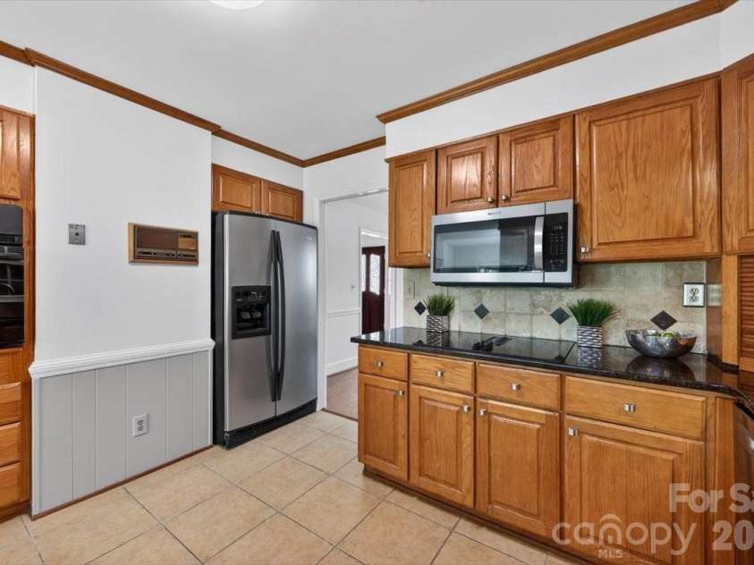5918 Foxcrest Drive, Mint Hill, NC 28227.  MLS# CAR4364106, YatesRealty ID 13647. Kitchen