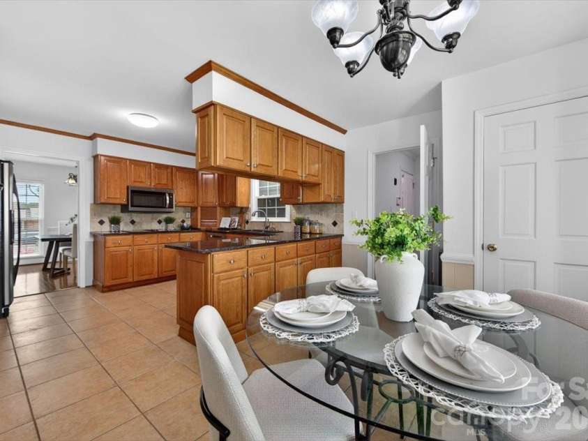 5918 Foxcrest Drive, Mint Hill, NC 28227.  MLS# CAR4364106, YatesRealty ID 13647. Kitchen
