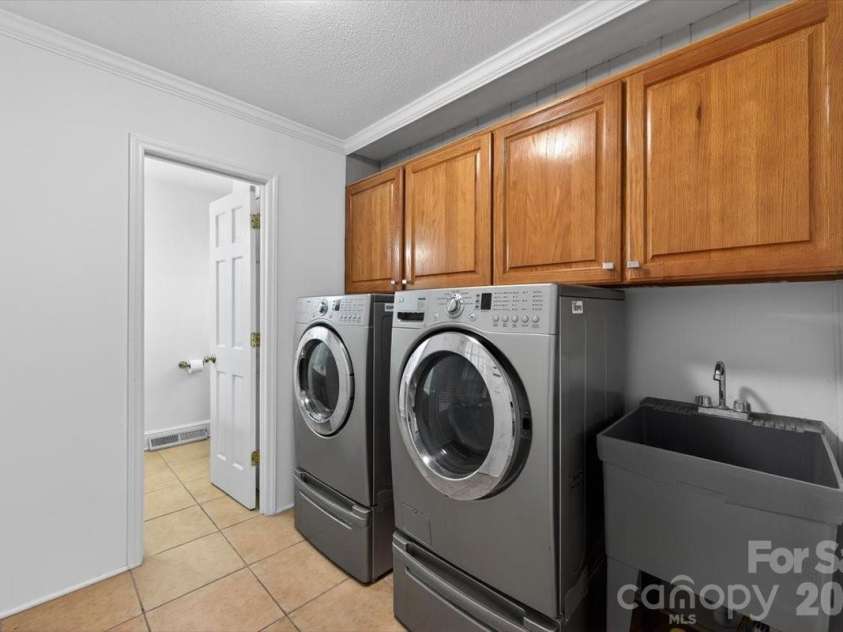 5918 Foxcrest Drive, Mint Hill, NC 28227.  MLS# CAR4364106, YatesRealty ID 13647. Laundry room