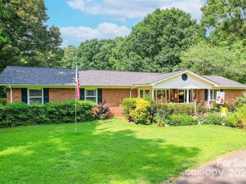 4805 Nesbit Road, Monroe, NC 28112.  MLS# CAR4254388, YatesRealty ID 13650. Full brick ranch - one level living with split bedroom layout that provides some seperation when desired