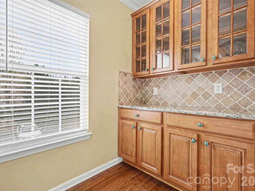 6148 Rockefeller Lane, Charlotte, NC 28210.  MLS# CAR4356884, YatesRealty ID 13650.  Convenient Bar Area By Dining Room