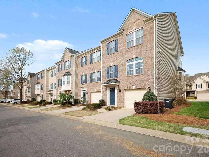6148 Rockefeller Lane, Charlotte, NC 28210.  MLS# CAR4356884, YatesRealty ID 13650.  Desirable End Unit 