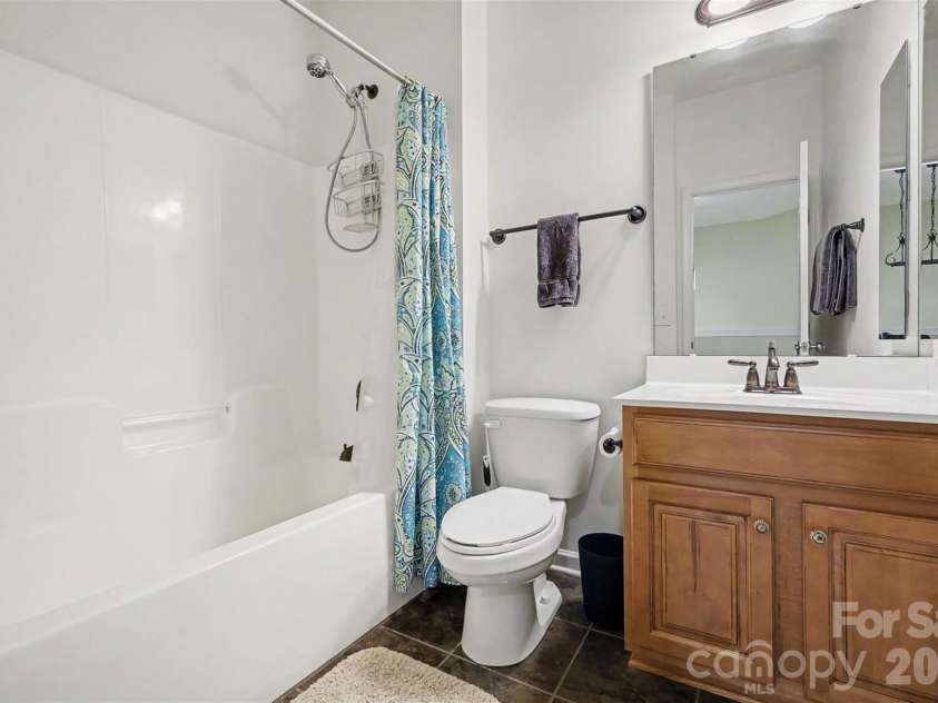 6148 Rockefeller Lane, Charlotte, NC 28210.  MLS# CAR4356884, YatesRealty ID 13650. Hallway Bathroom 
