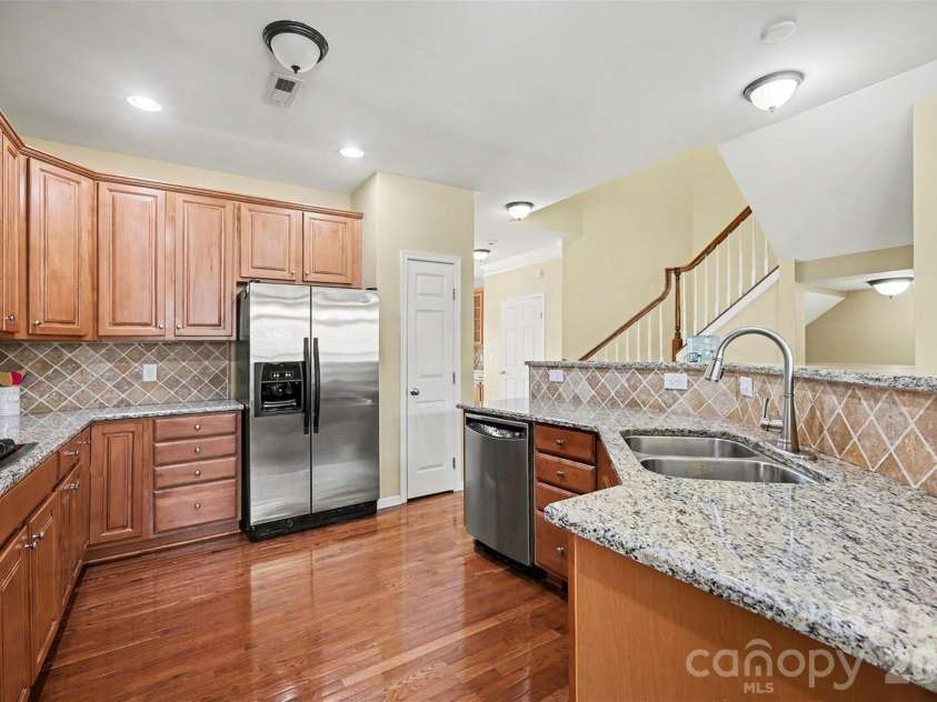 6148 Rockefeller Lane, Charlotte, NC 28210.  MLS# CAR4356884, YatesRealty ID 13650. Kitchen Boasts a Gas Cooktop 