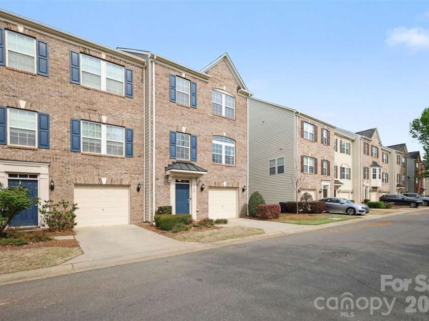 6148 Rockefeller Lane, Charlotte, NC 28210.  MLS# CAR4356884, YatesRealty ID 13650.  One Car Garage & Driveway