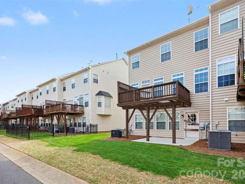 6148 Rockefeller Lane, Charlotte, NC 28210.  MLS# CAR4356884, YatesRealty ID 13650.  Patio Space For Entertaining