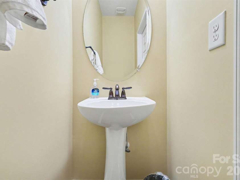 6148 Rockefeller Lane, Charlotte, NC 28210.  MLS# CAR4356884, YatesRealty ID 13650. Powder Bath
